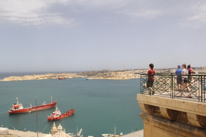 穿梭在古城墙间的壁虎和肆虐于阳光下的仙人掌