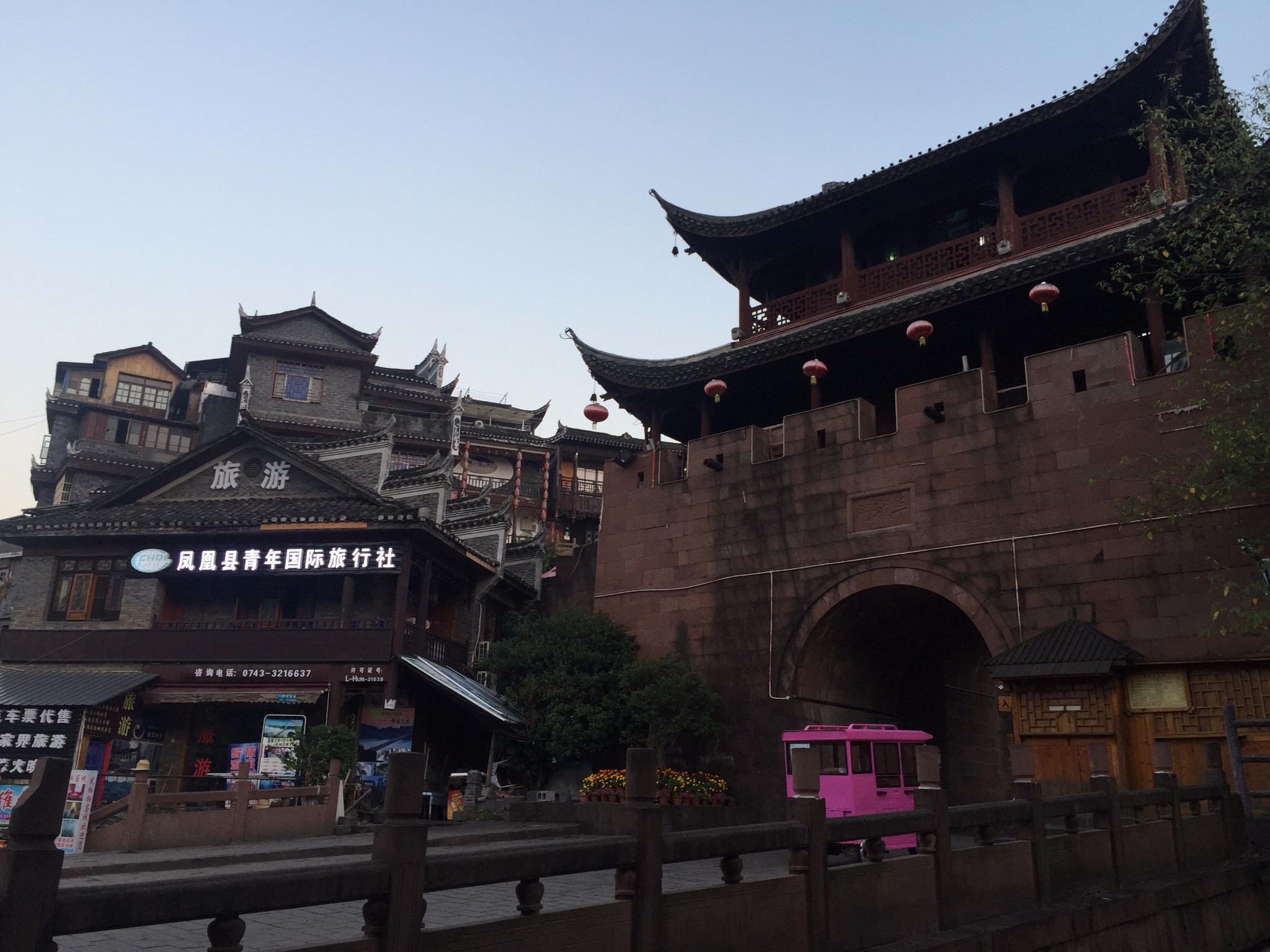 广东大东莞自驾游湖南凤凰古城一天-张家界两天短徒步