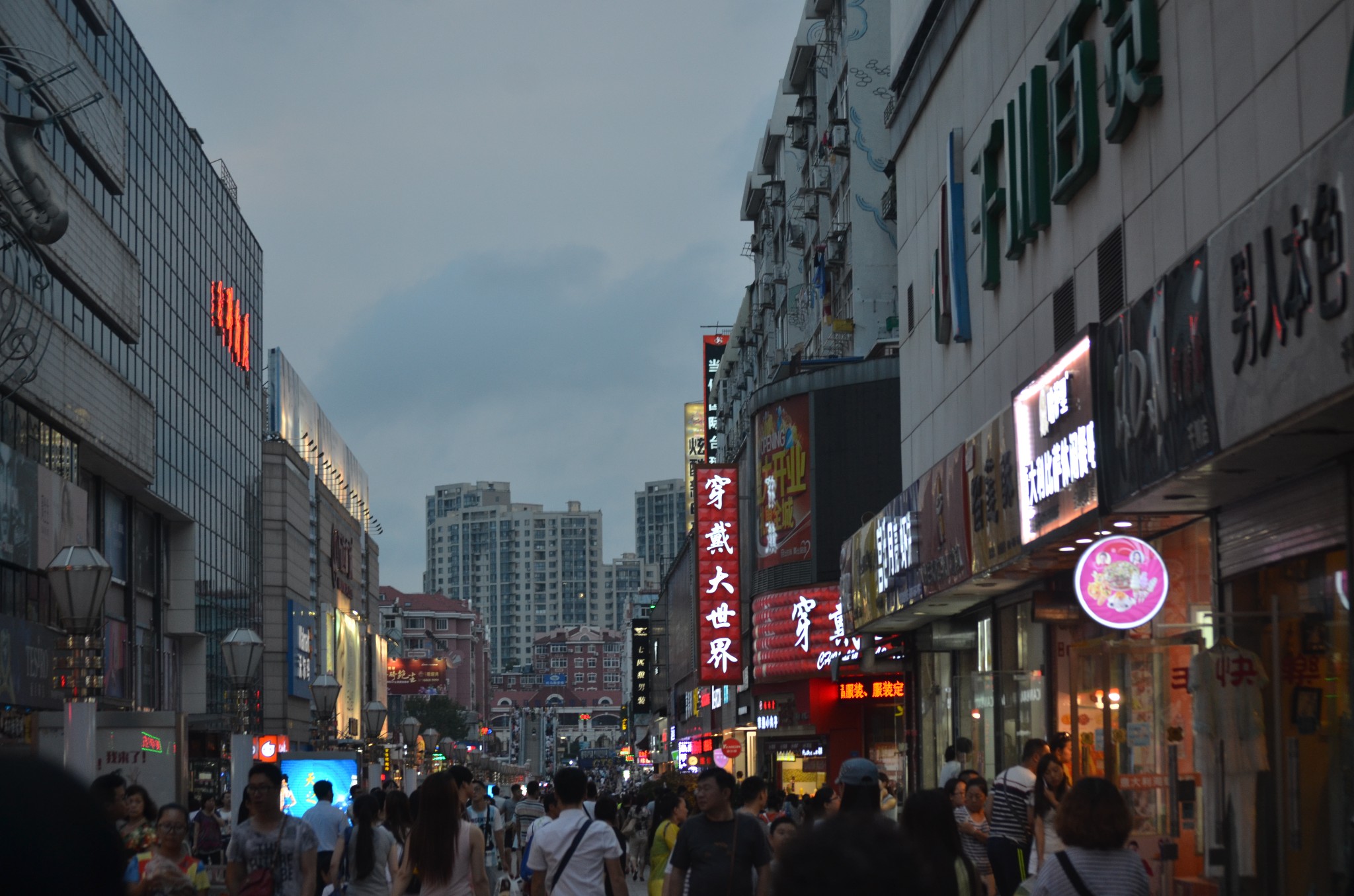 台东婚纱街_青岛台东步行街小吃街(2)