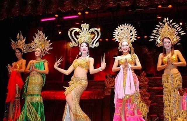 景区简介:在这里您将观赏一台泰国风情的浓郁的晚会,泰国"红艺人"一个