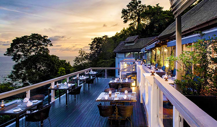 villa phuket酒店内部,该餐厅地理位置处于卡伦半山腰上, 树荫环绕,抬