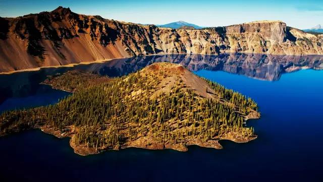 這個火山口湖也是美國最深的湖泊.