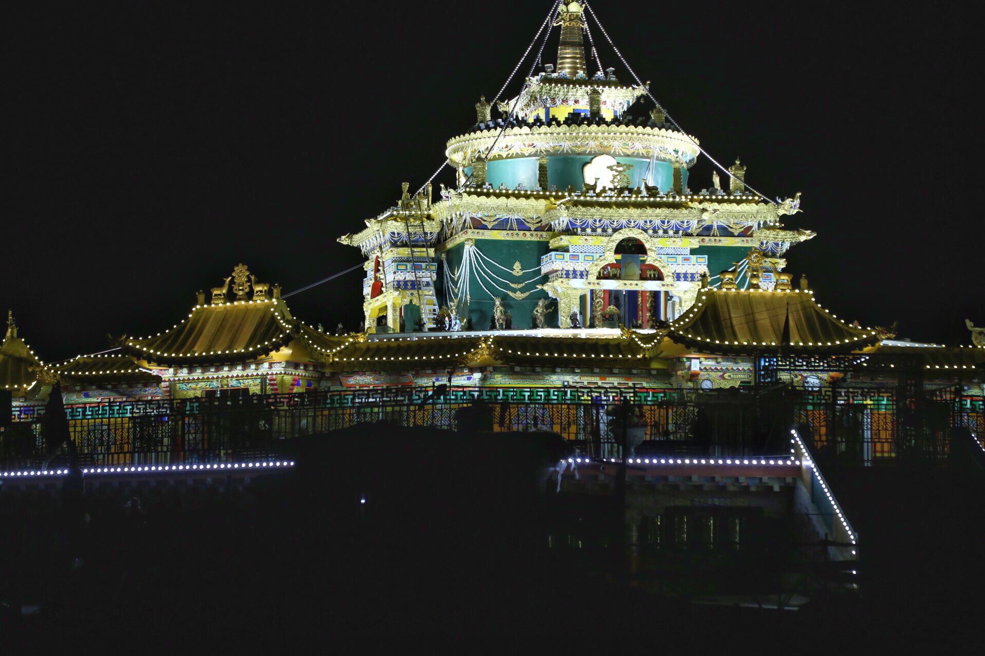 我们住在喇荣宾馆   旁边就是转金塔,夜晚 没有一个人,它又恢复了它