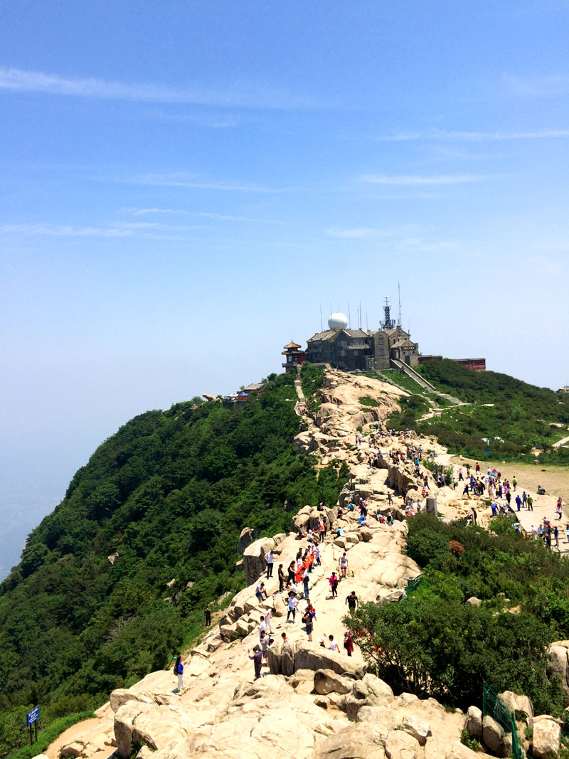 泰山碧霞祠. 玉皇顶下日观峰. 五岳独尊石. 问鼎玉皇.