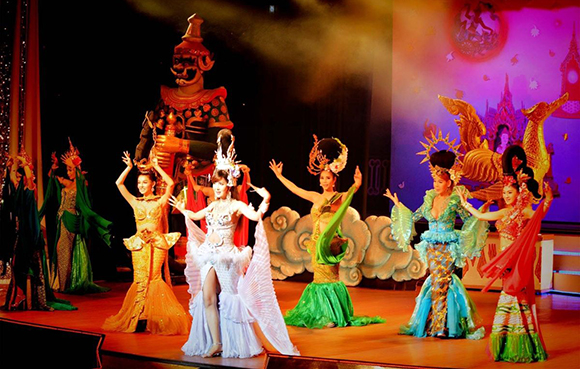     这里是"美"的秀场,融合红艺人