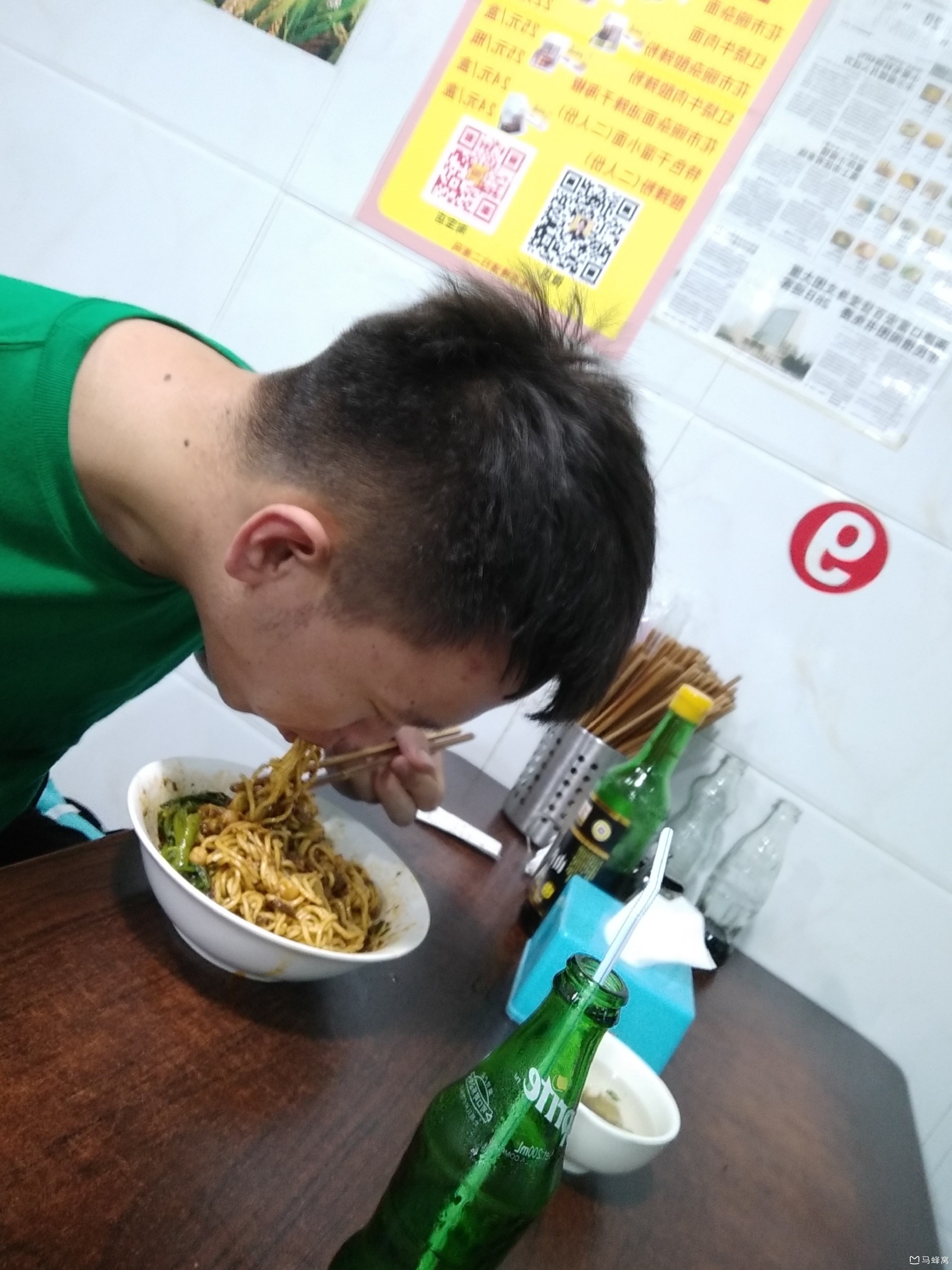 朋友我就是这么干的,一个人吃豌杂面一个人吃火锅,还拿自拍杆拍,不要