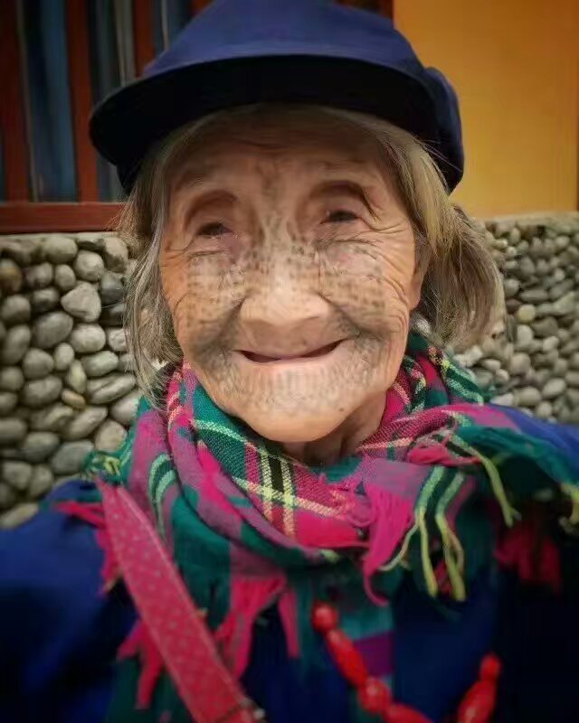 寻找与世隔绝的纹面女