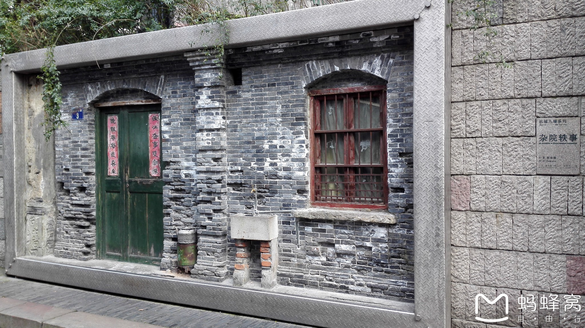 南宋御街的《杭城九墙》雕塑