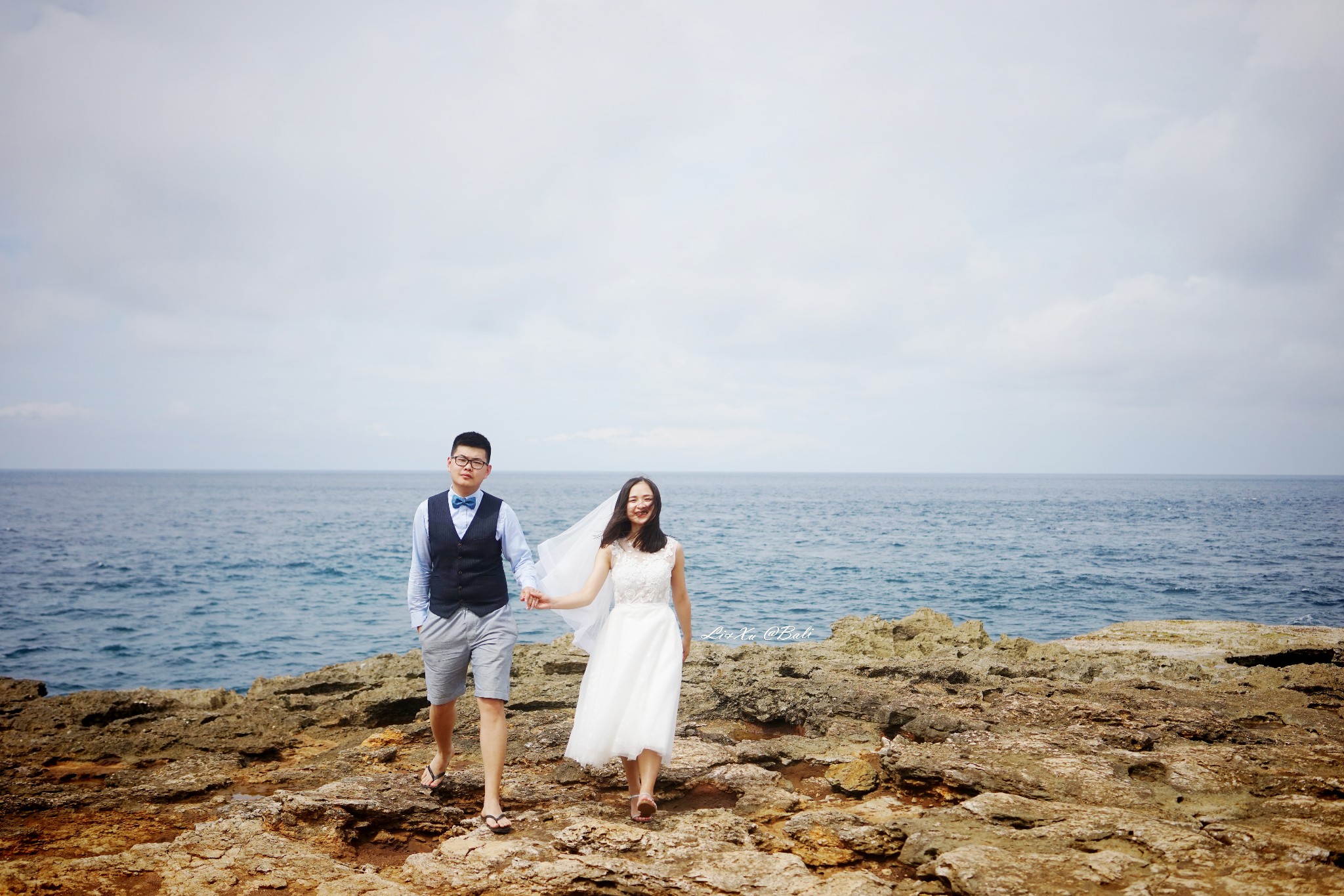 大学生回校园拍婚纱照_拍婚纱照白背景有回影(2)