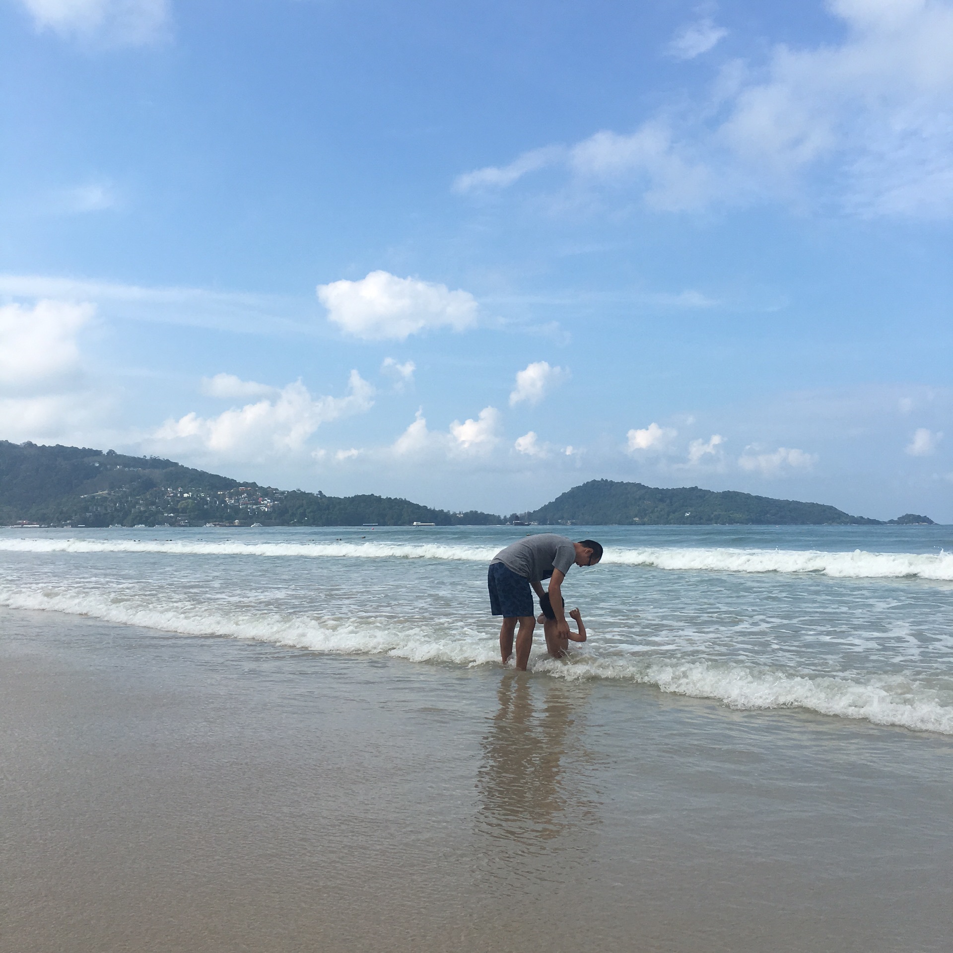 一家三口基本说走就走的旅行(一家三口出去散步的好句子发朋友圈)