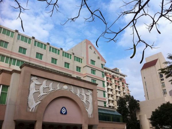 猜成语 一个人盘腿而坐_一个人看图猜成语图片