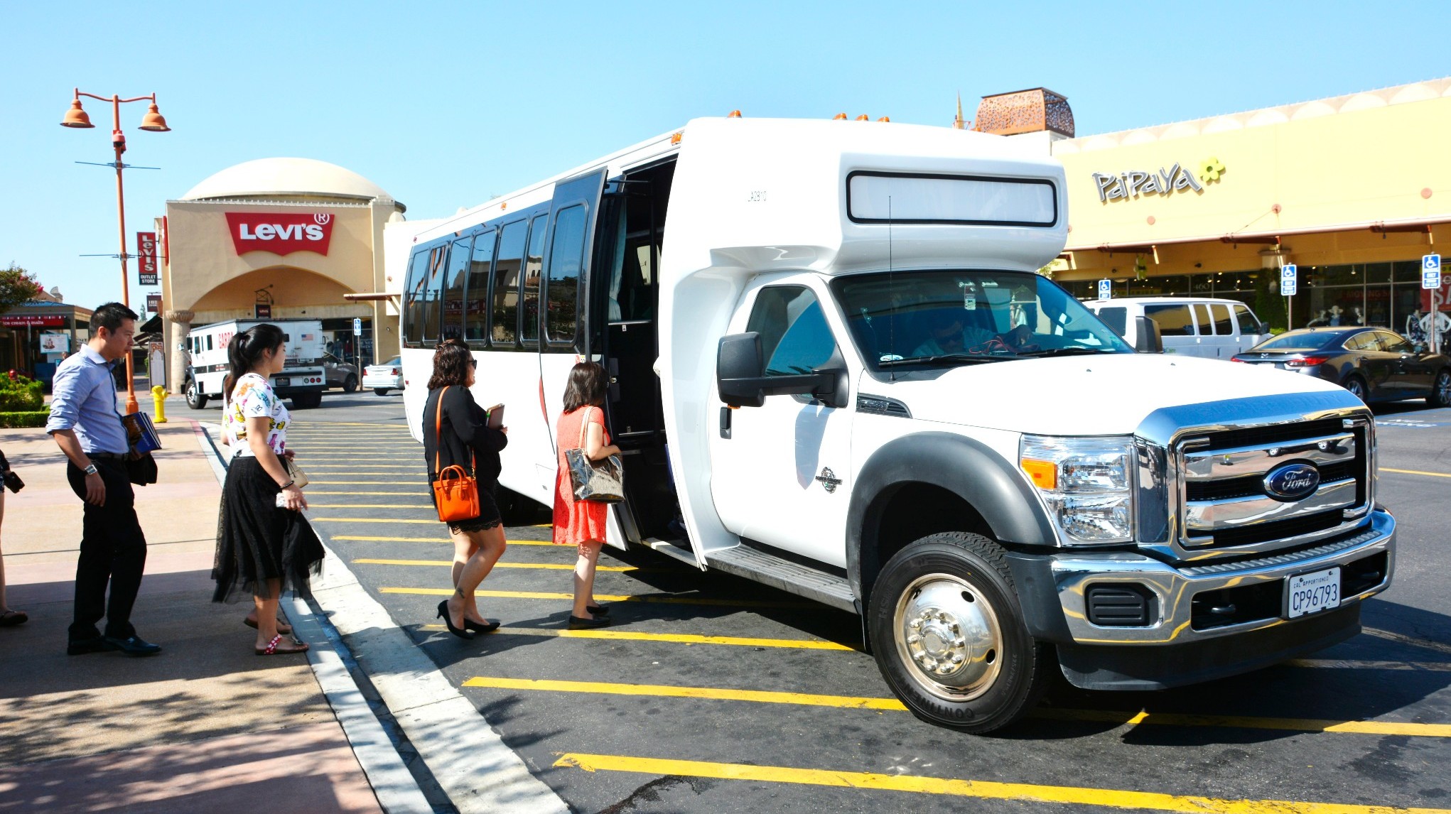No driving, no tour groups—GO123 Bus makes exploring Greater Los Angeles easy.