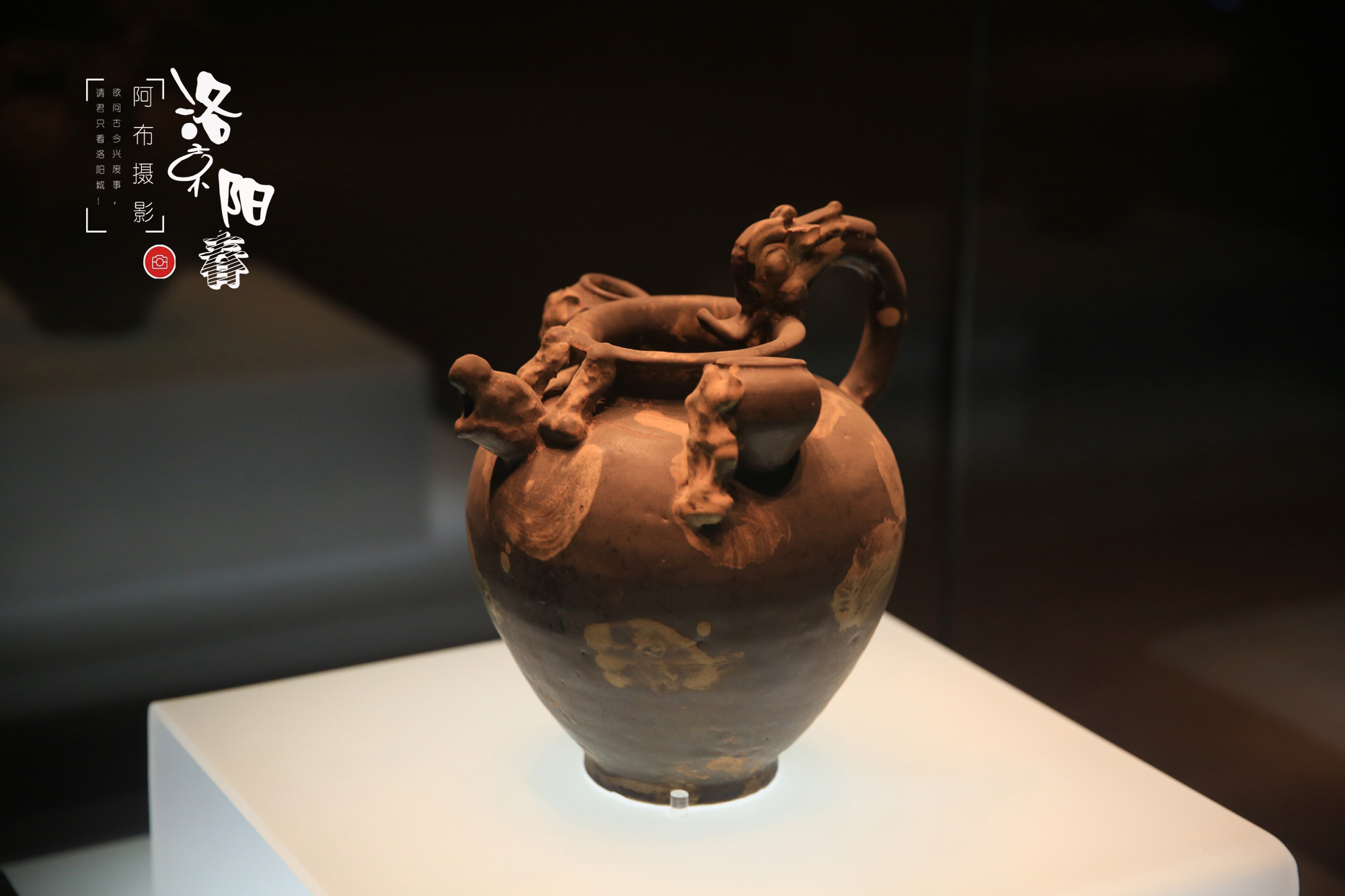 洛陽珍寶館是洛陽博物館中六大專題之一, 其中展示的20多件珍貴文物