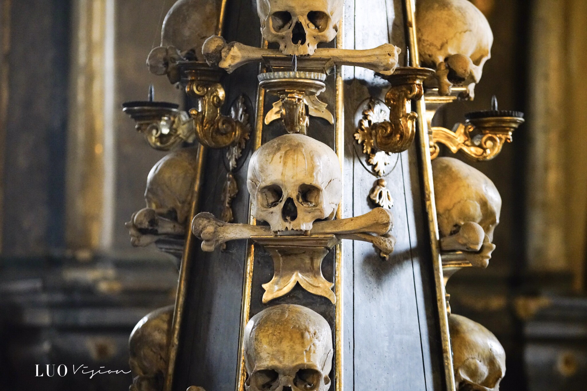 这个神圣又恐怖的教堂,里面的装饰都是用人骨做成的,教堂一共收藏了七