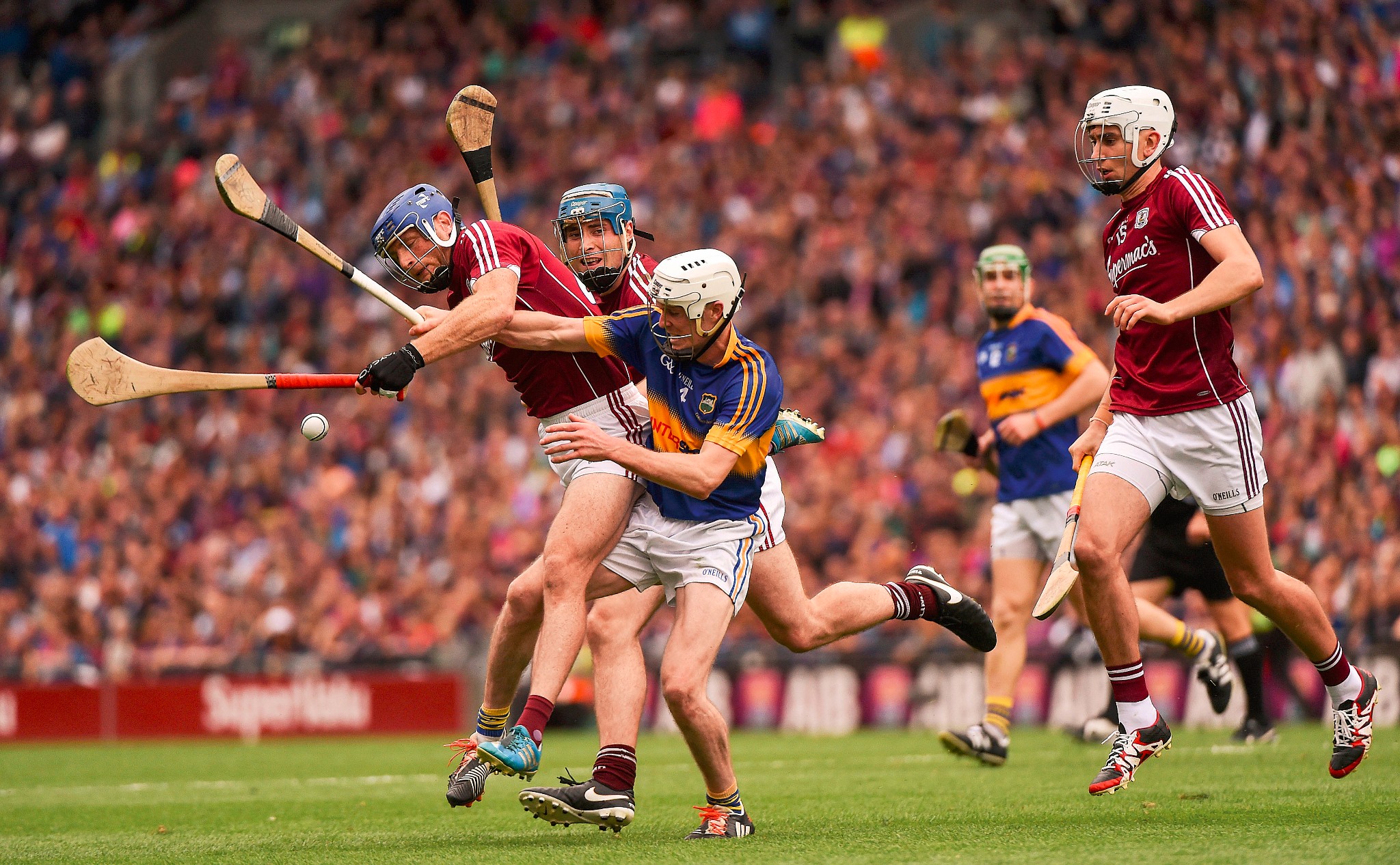 之前,我很难为hurling这种爱尔兰独有的球类运动找到一个恰当的翻译