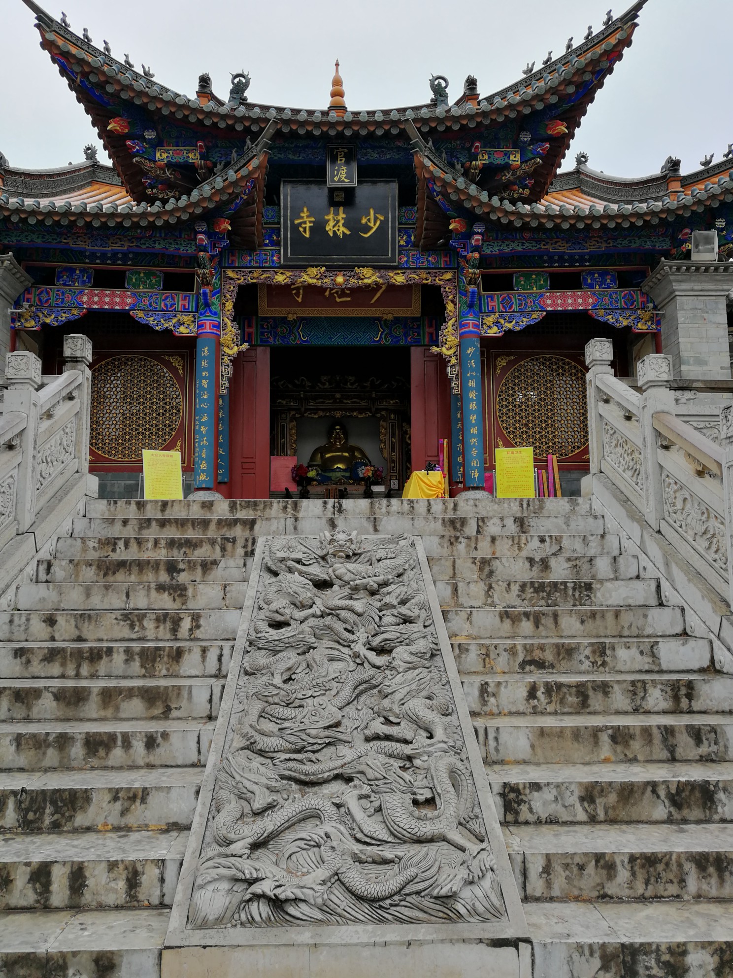 两根盘龙石柱,做工精美,大殿无论规模,艺术造诣,都高于官渡其它五寺