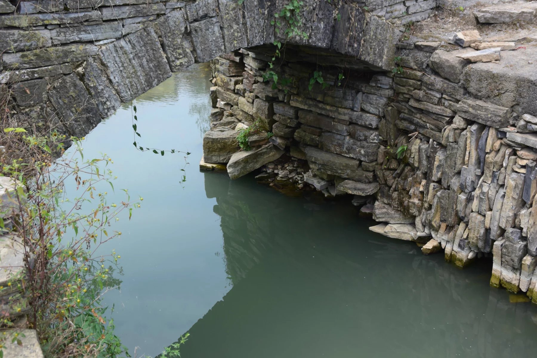 石头堆砌的小桥,超有feel