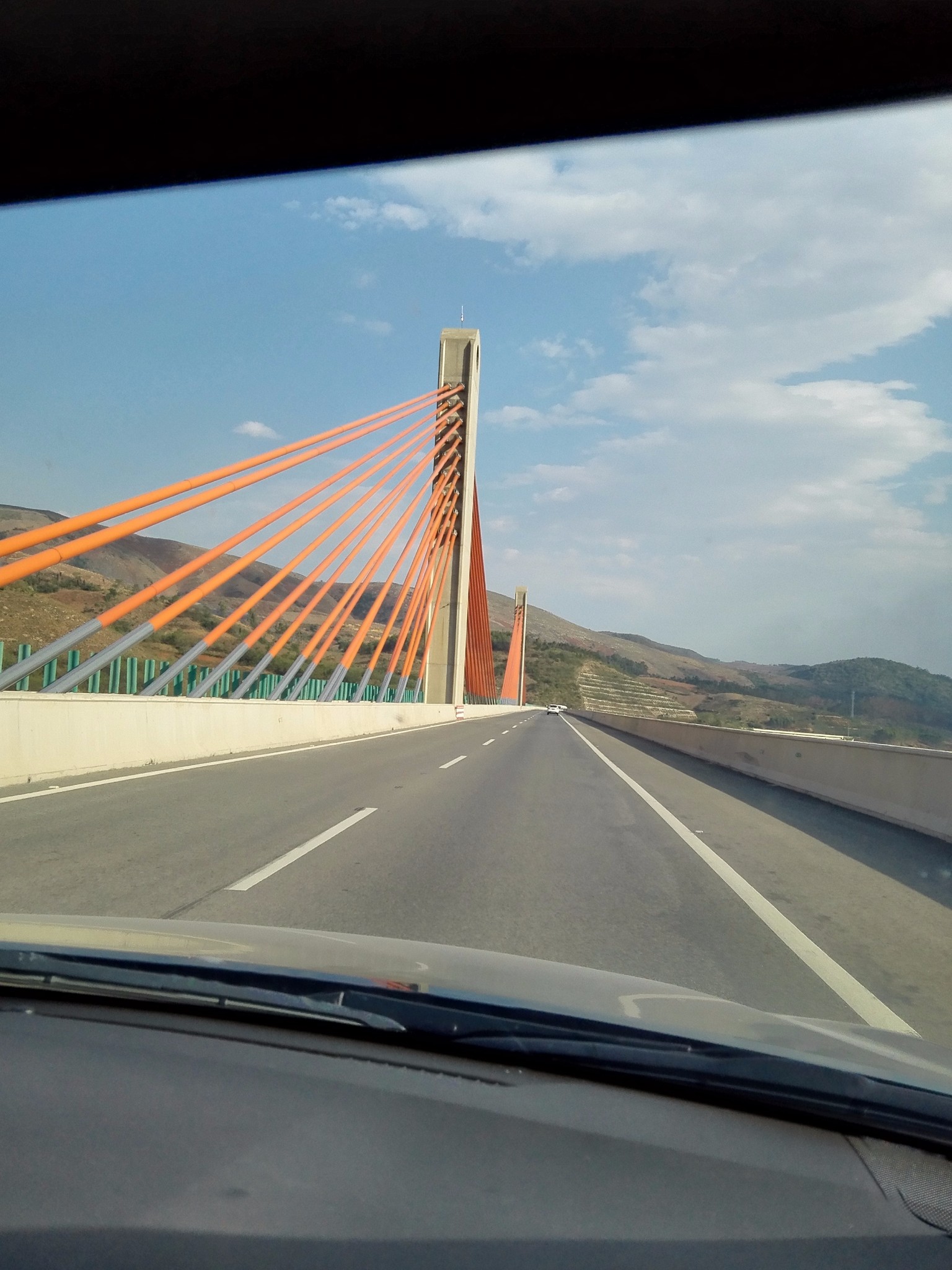 6沿开河高速行驶714公里,在蒙自出口,稍向右转上匝道 7沿匝道行驶600