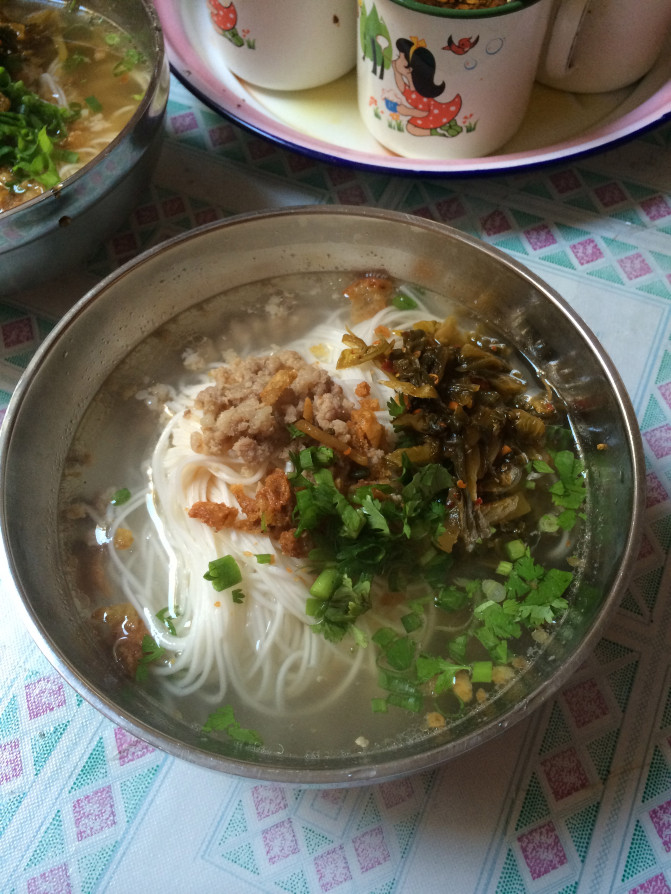 原味饵丝,看着就很有食欲啊!虽然看着是清汤,但是!