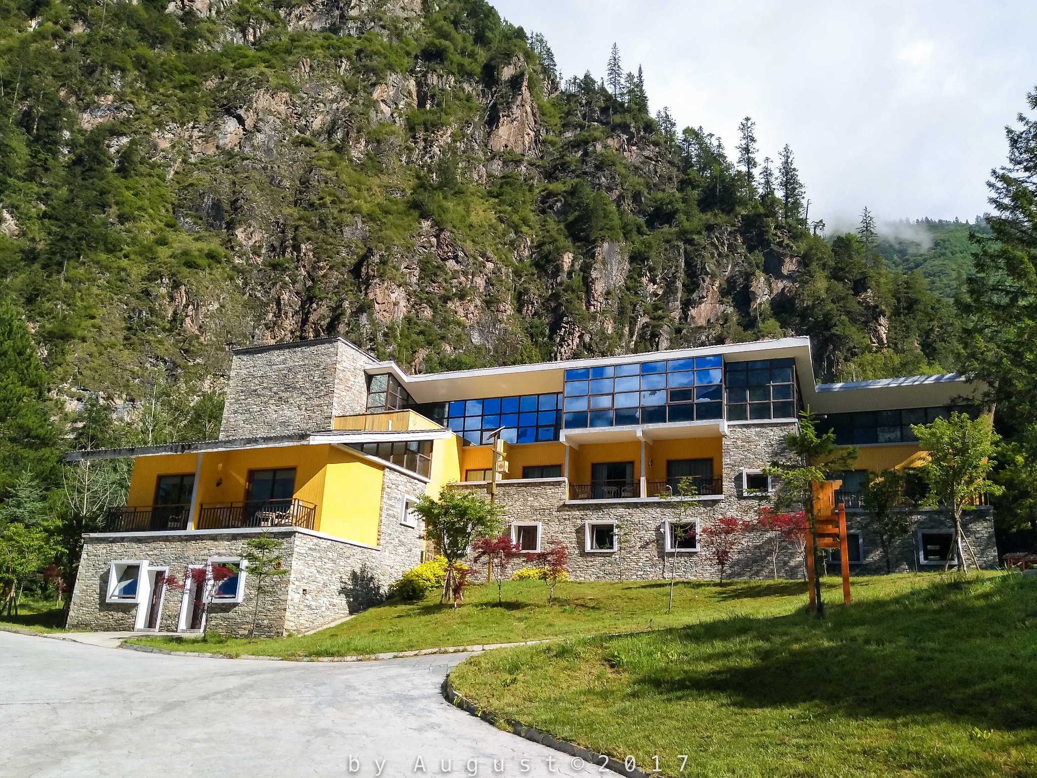 毕棚沟娜姆湖温泉酒店