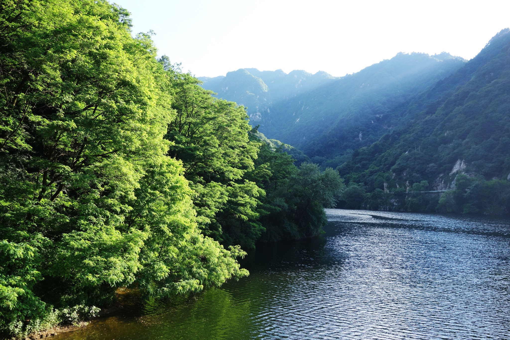 由碧山湖景區,天池景區和山崩石海景區組成,峰頂的湫池群山環峙