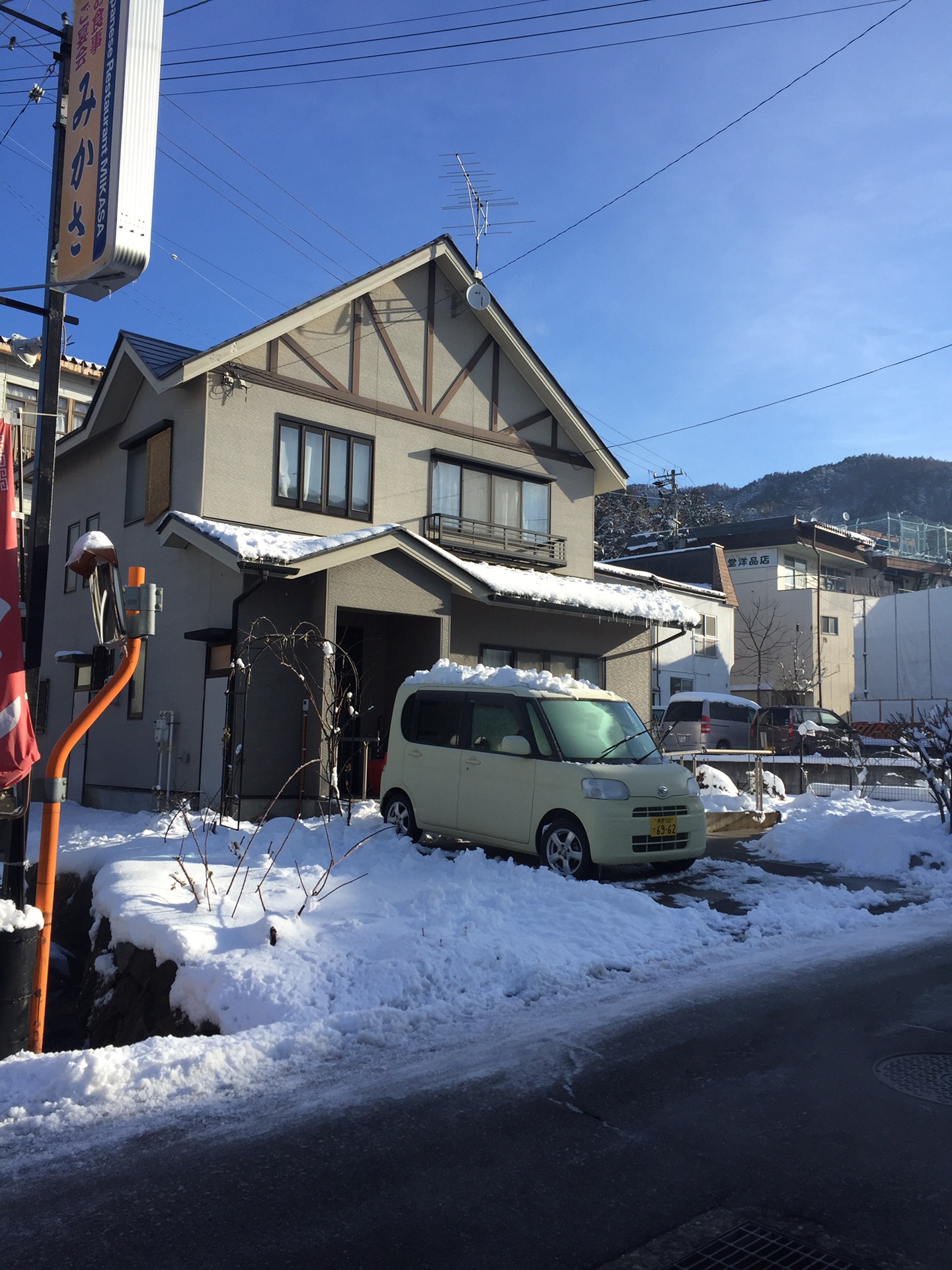 冬季有雪的地方怎么穿搭_冬季的雪怎么画雪景(2)