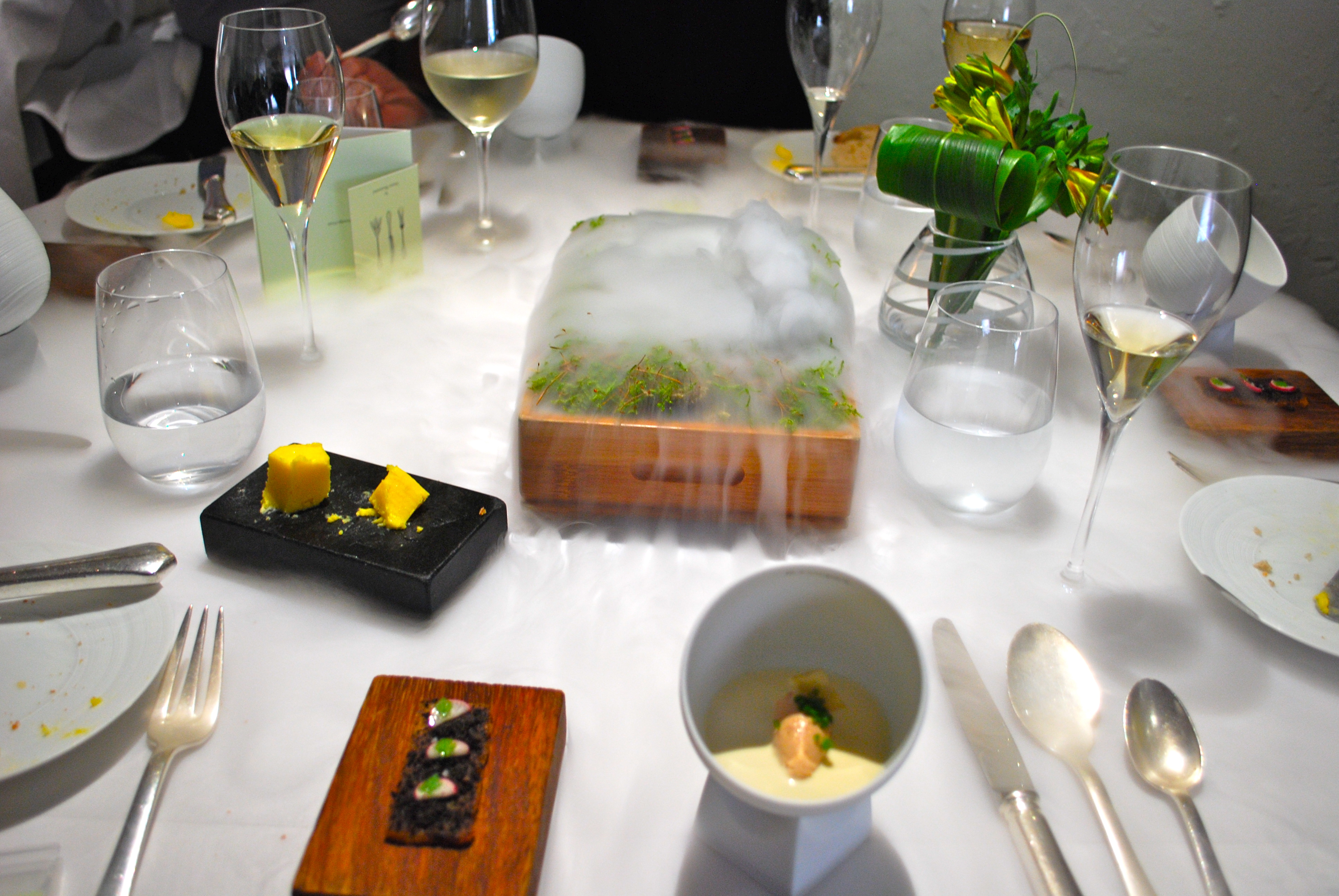 the fat duck是heston把分子料理发挥到完美的一家餐厅,并且连续四年