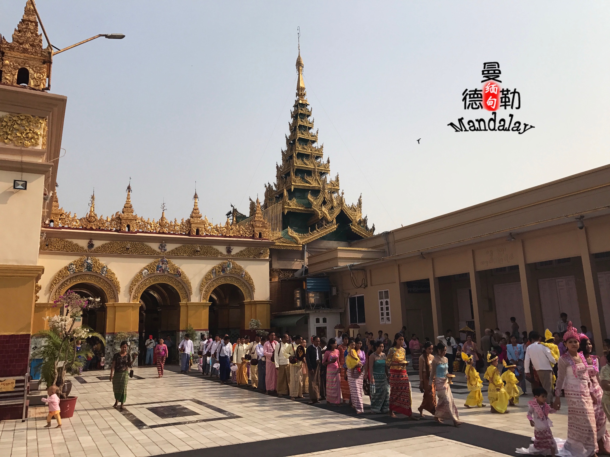盛装的缅甸男女,居然有穿粉色隆基的男士哦,好