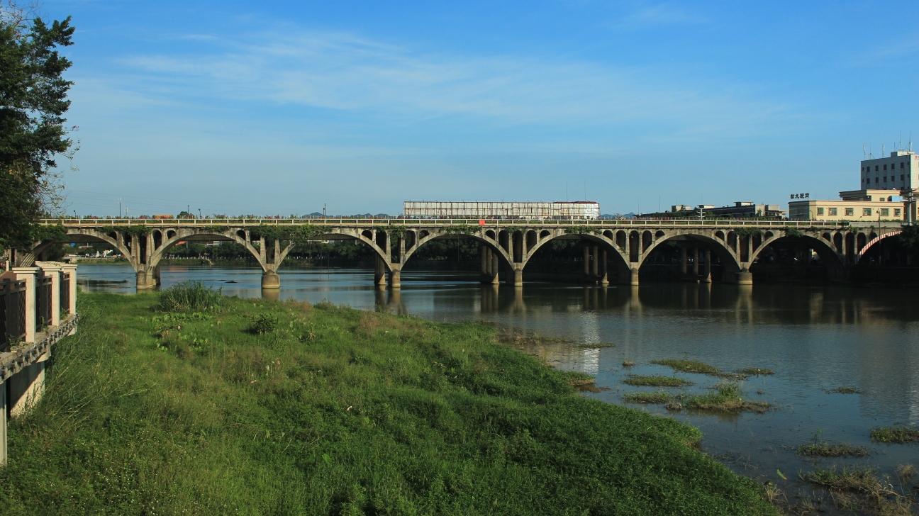 历史悠久的双曲拱桥型的恩平大桥