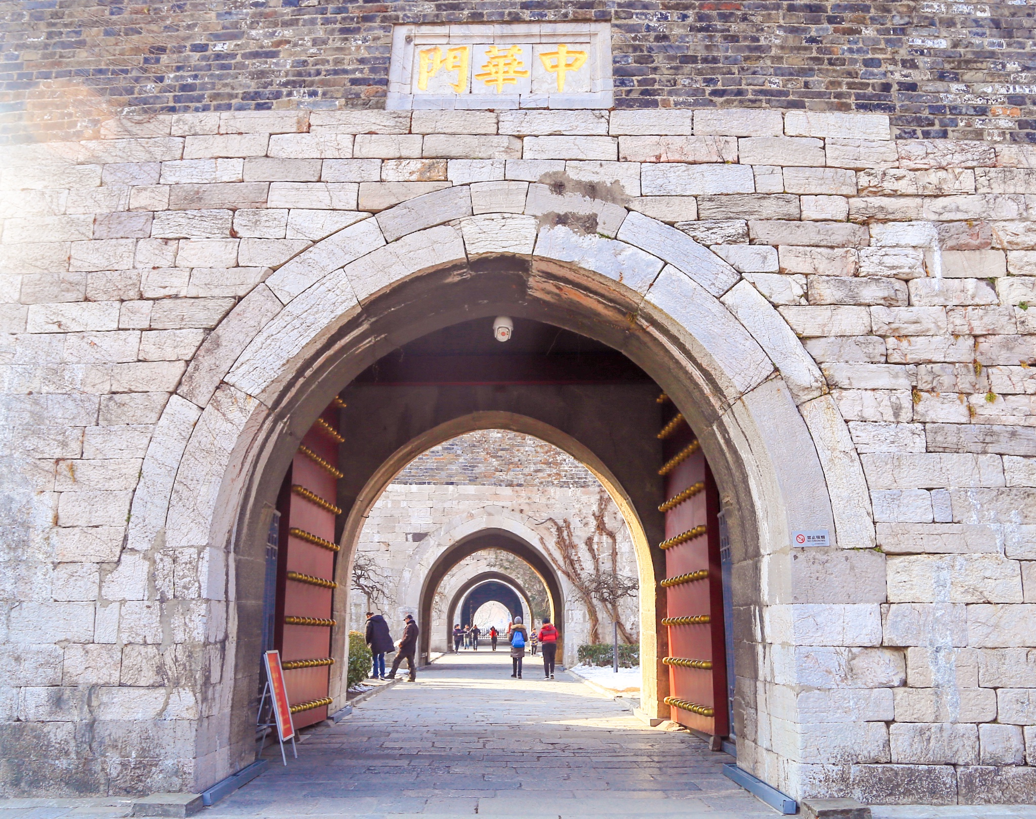 中华门是南京明城墙的十三座明代京城城门之一,原名聚宝门,是中国现存