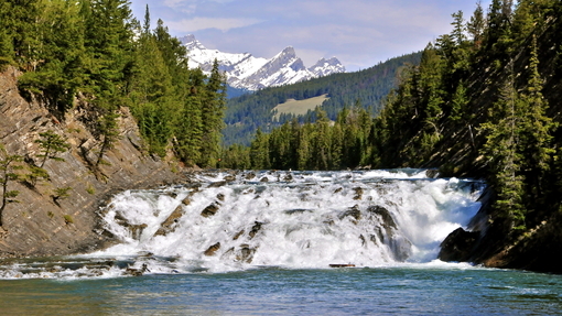 青山襯白銀, 氣勢磅礴的弓河瀑布bow falls波濤洶湧奔騰地