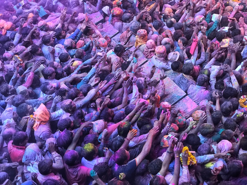 群魔乱舞的印度新年,我们放鞭炮,他们洒花粉
