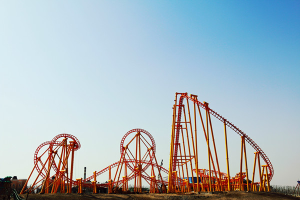 坐在过山车上,宛如置身孙悟空的筋斗云般疾行驰骋,高低起伏之间,旋转