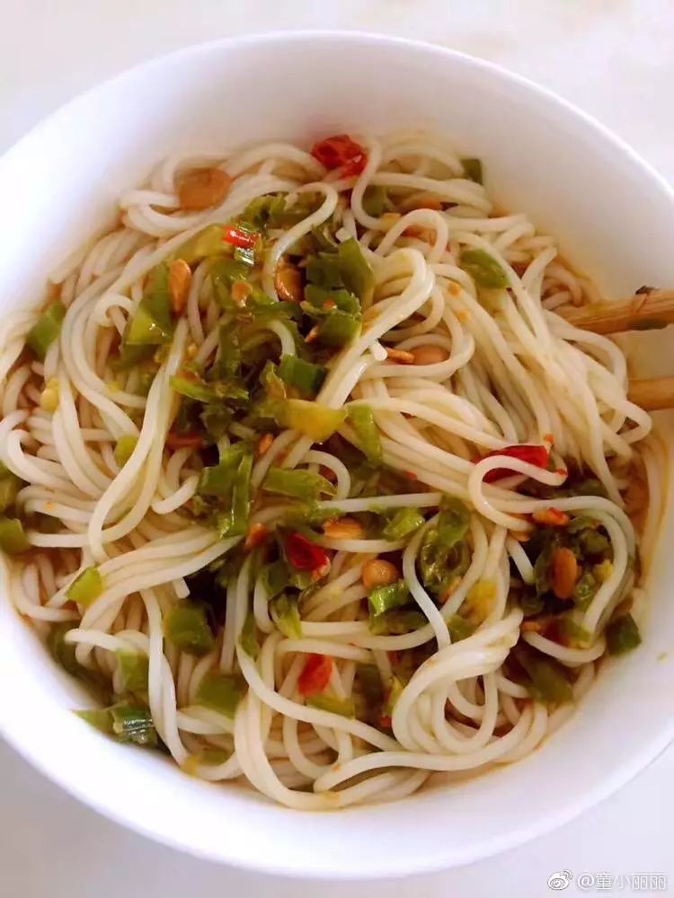 简单清爽的索粉,冷水一过,拌入大豆酱,酱油,醋