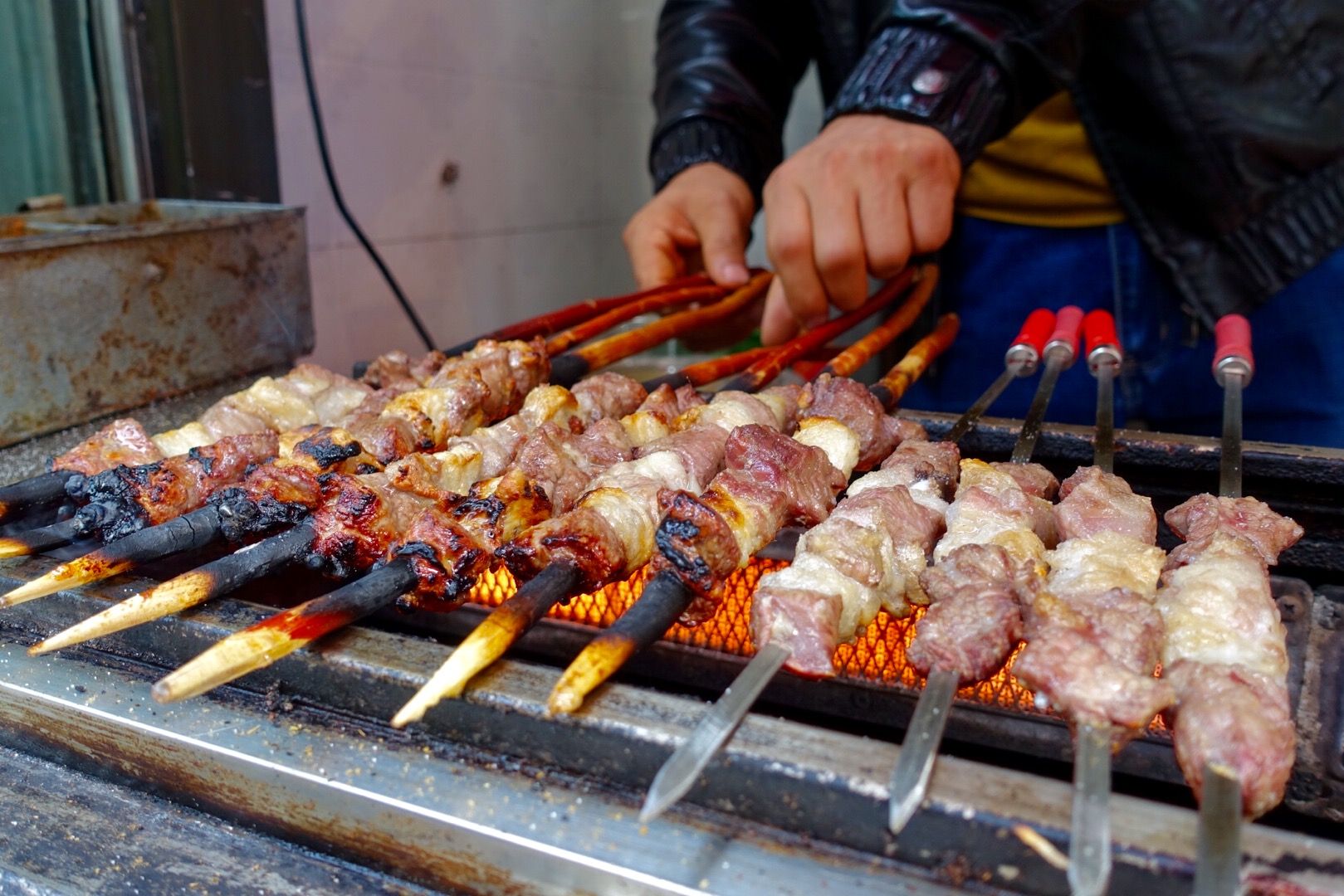 不过,无论走到哪里,新疆的烤羊肉串儿总归是不会让人失望一定