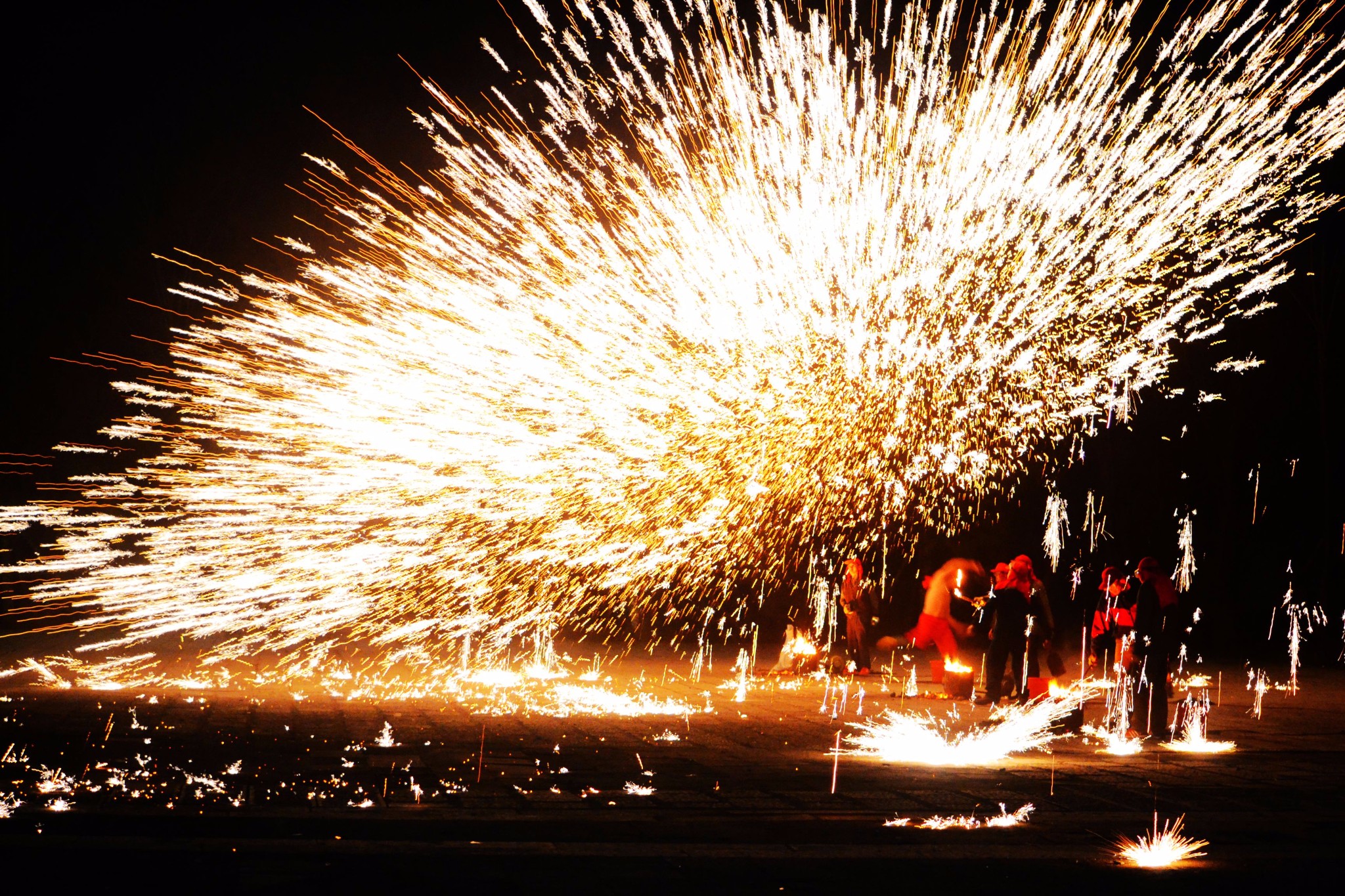 新年台儿庄古城观打钢花表演
