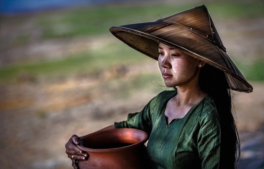              拿陶罐的缅甸少女