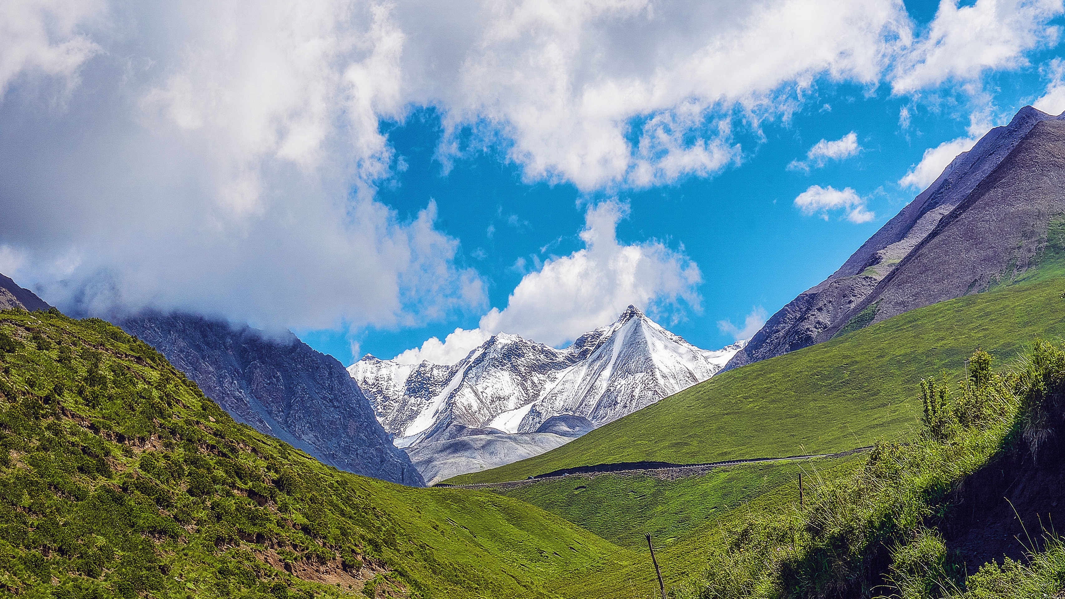 岗什卡雪峰景区