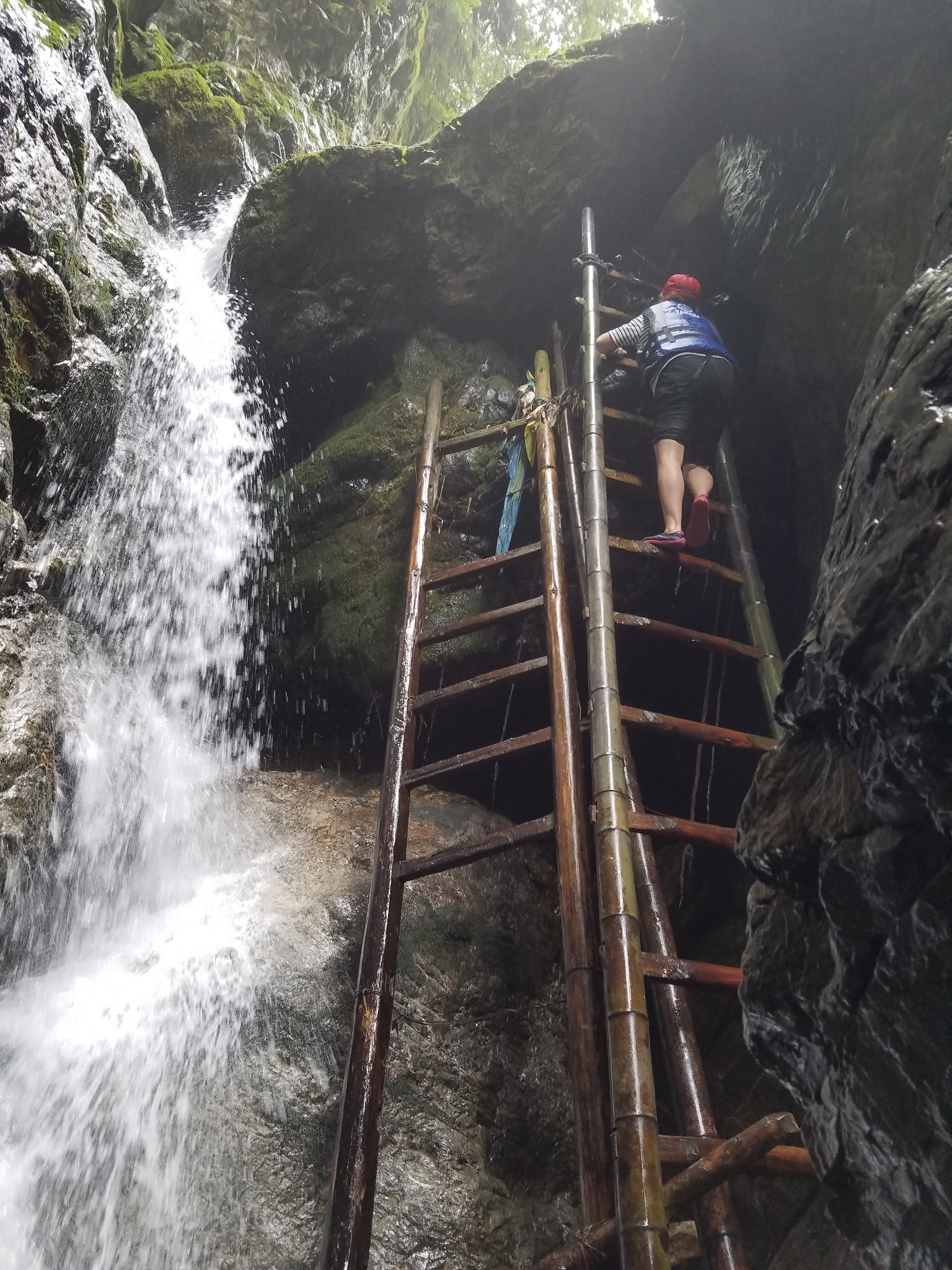 粗石雾峡,原生态的溯溪之旅