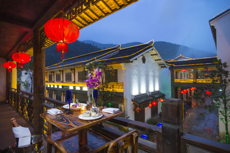 在街边小店安静的待一下午,聆听陶笛