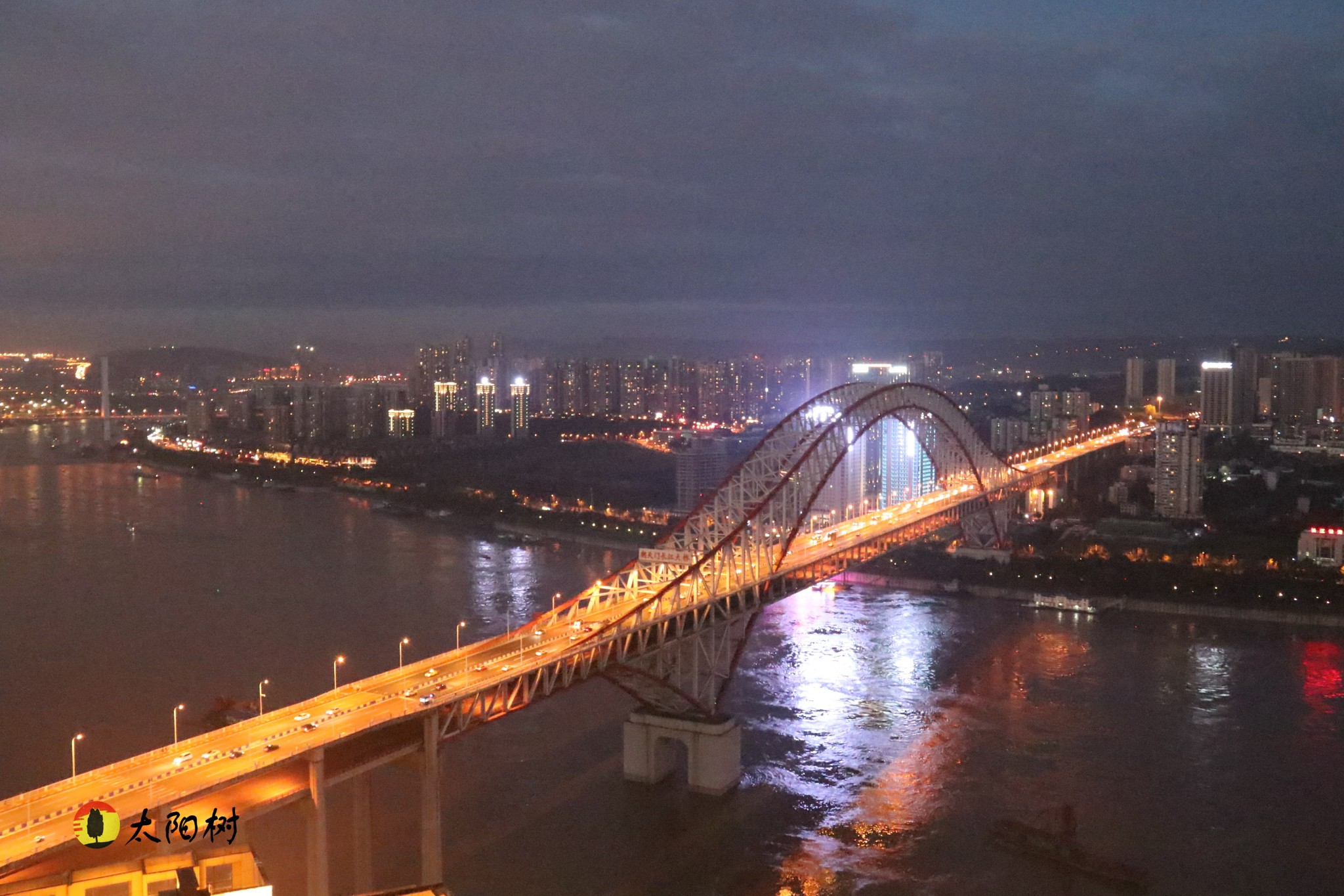 我站在窗前看風景重慶朝天門長江大橋的夜色和日出