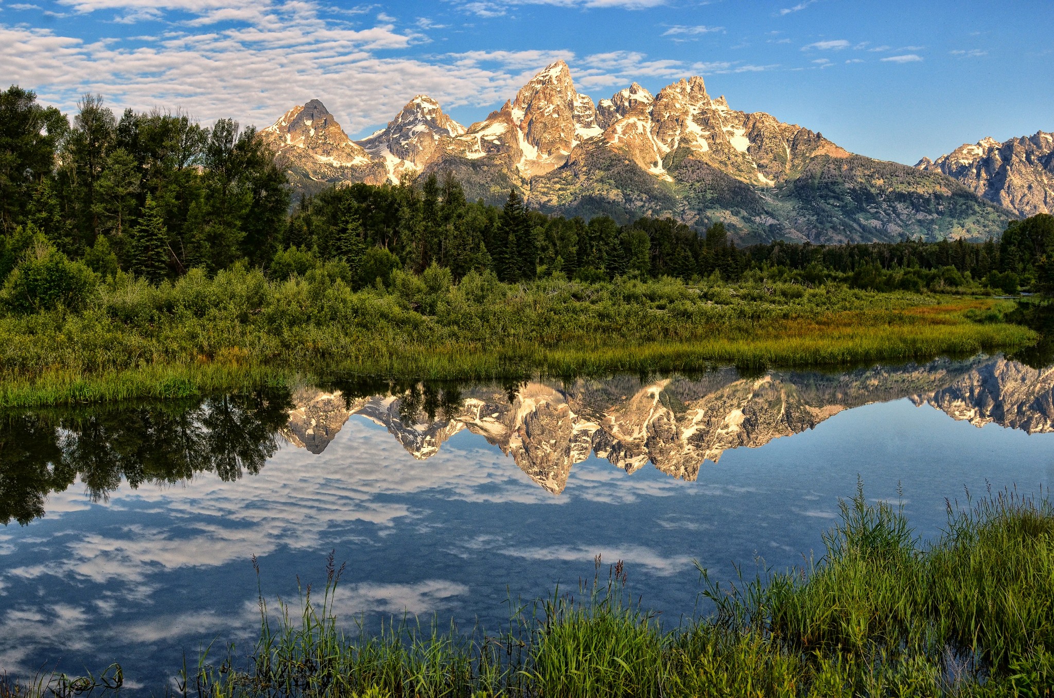 teton national park)緊鄰黃石公園南門,高聳入雲的山巒,覆蓋著終年不