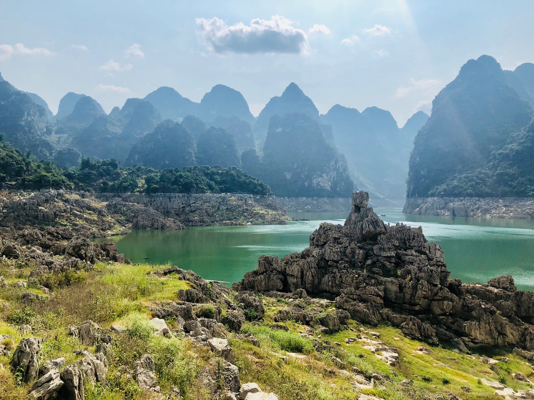 馬嶺河峽谷風景名勝區包括馬嶺河峽谷萬峰林萬峰湖三部分中心景區距