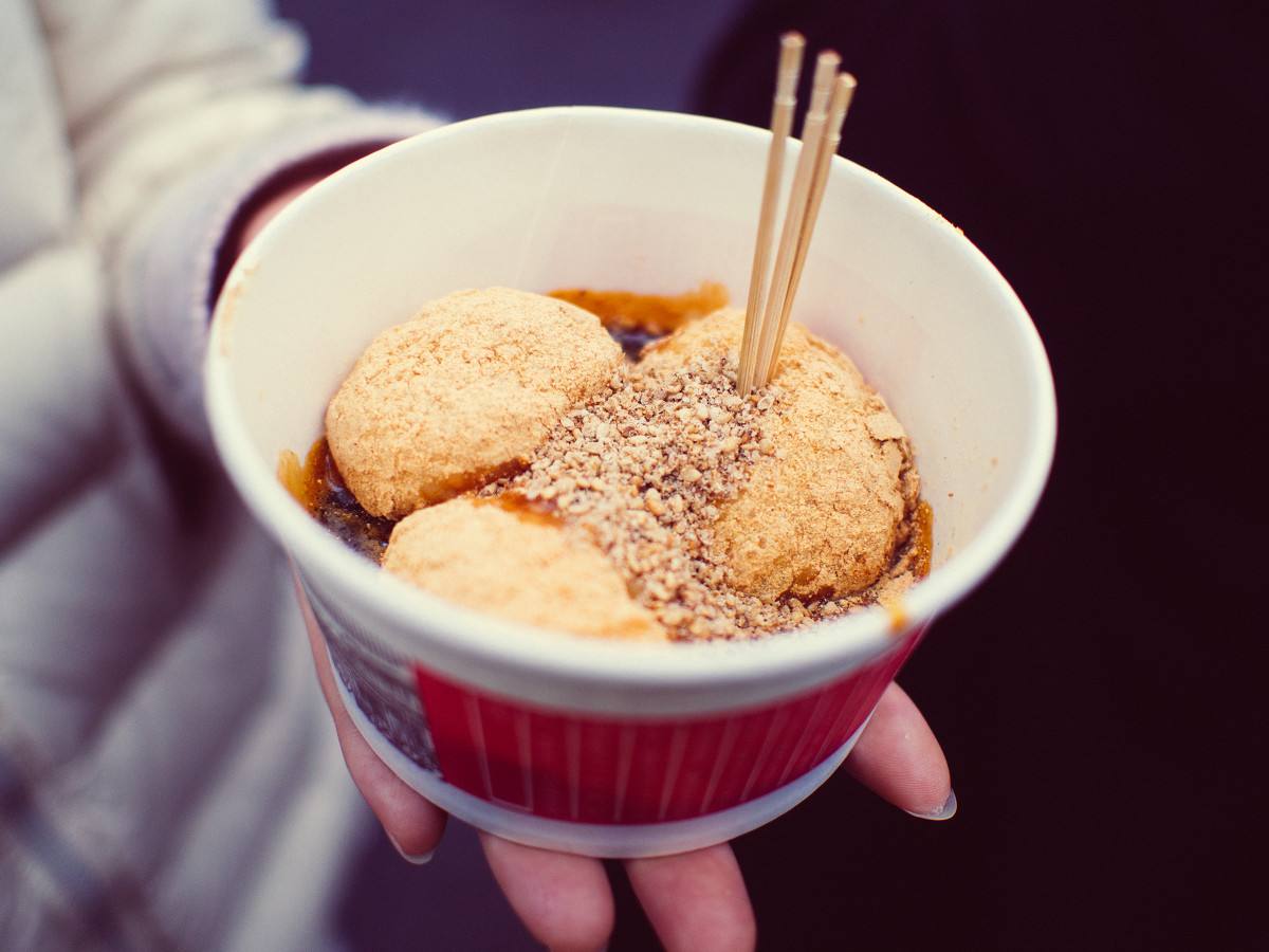 成都的著名小吃三大炮实为红糖糍粑,更像是一种表演型的美食