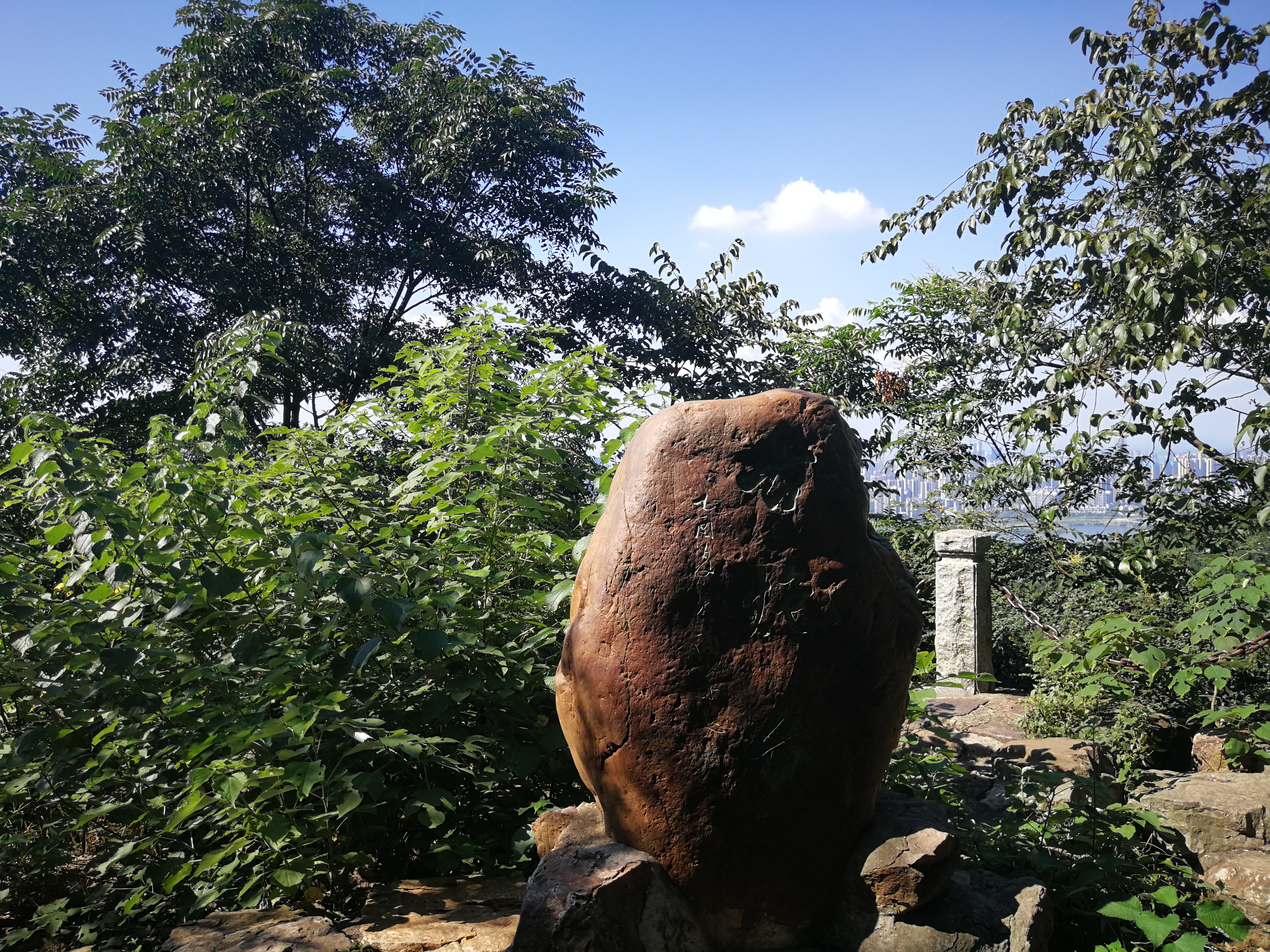 从东大门进入,或乘坐132路,202路,305路,立珊专线,旅1,旅3线在岳麓山