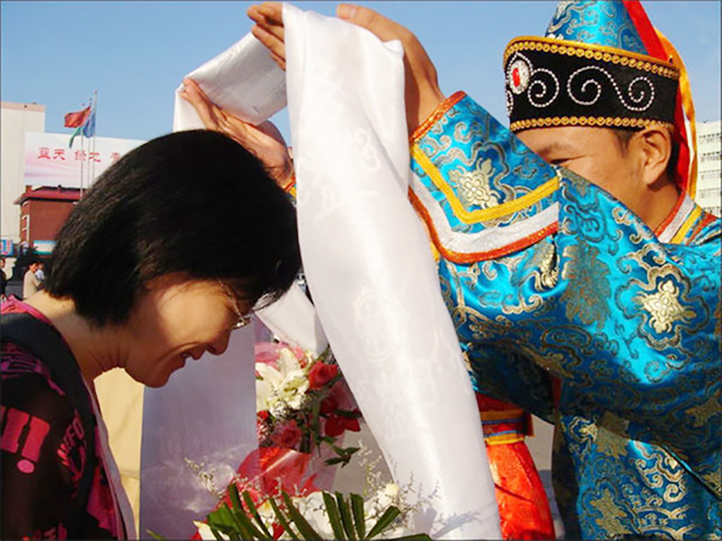 晚餐期间,伴随蒙古族姑娘和小伙的祝福歌,向每一位宾客敬酒,献哈达