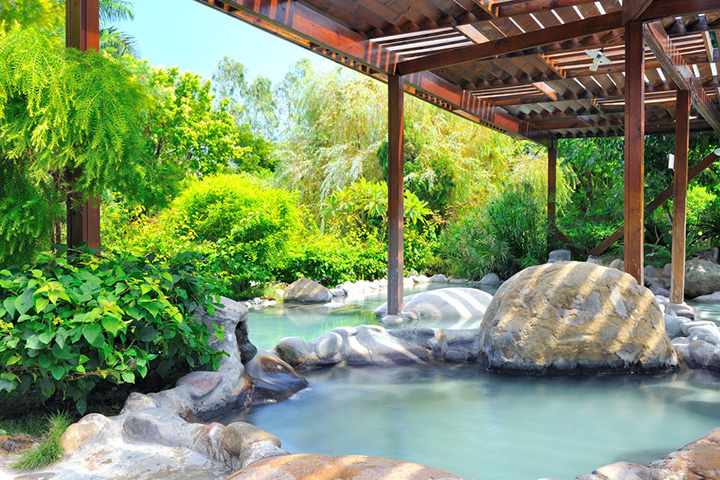 长白山踏青2日游(北坡天池/萨满部落/大戏台河/红旗村/温泉体验/豪华