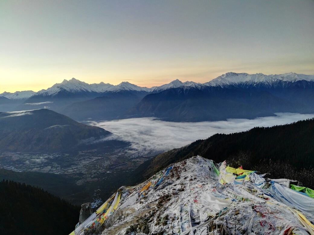 苯日神山海拔图片