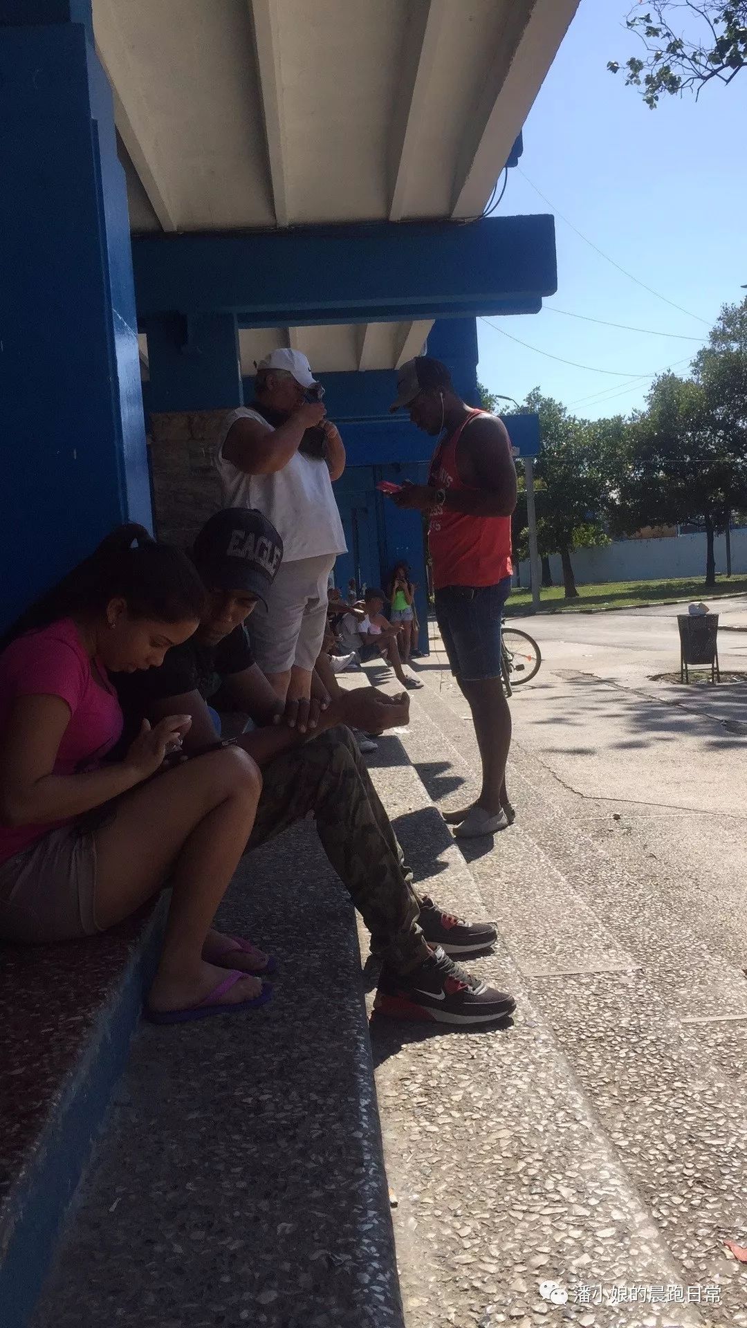 出国旅游,语言不通,学好这一招你就会买电话卡