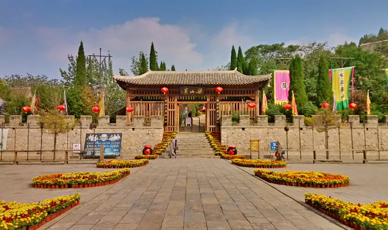 济宁水泊梁山景点门票(上梁山观水浒好汉 误入十里杏花村)